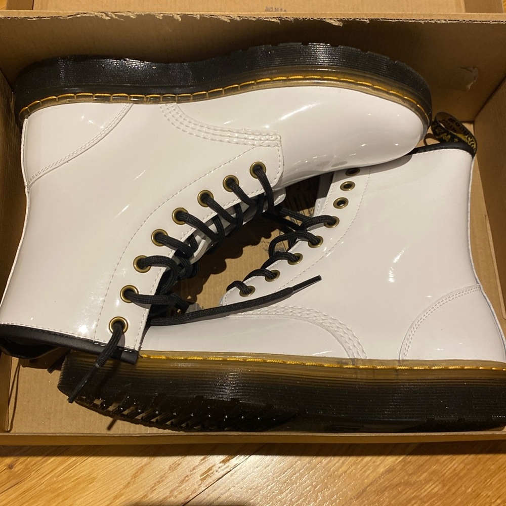 Dr. Martens Zavala White Patent lamper boots